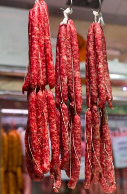 İspanya 'nın tipik kurutulmuş sosislerinin bir market tezgahında asılı fotoğrafı.