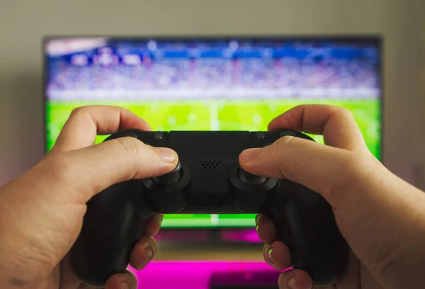 Foto Stock Algumas Mãos Com Gamepad Jogando Jogo Futebol Console — Fotografia de Stock