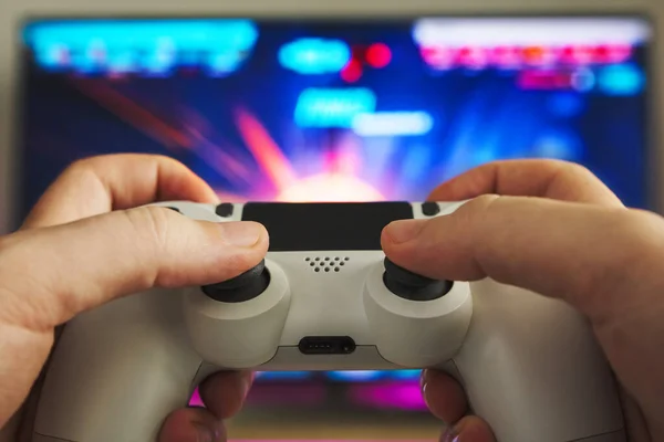 Zdjęcie Akcji Niektórych Rąk Gamepad Gry Strzelanka Konsoli Gry — Zdjęcie stockowe