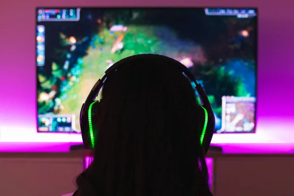 Stock Photo Gamer Girl Headphones Playing Video Game Front — Stock Photo, Image