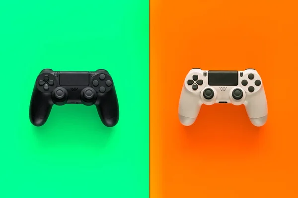 Foto Stock Dois Gamepads Meio Dois Fundos Coloridos — Fotografia de Stock