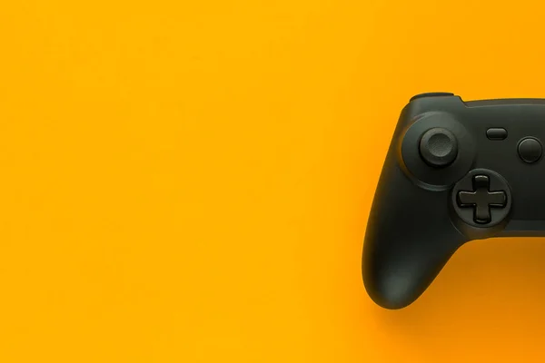 Foto Estoque Gamepad Preto Fundo Amarelo Espaço Cópia Lado Esquerdo — Fotografia de Stock