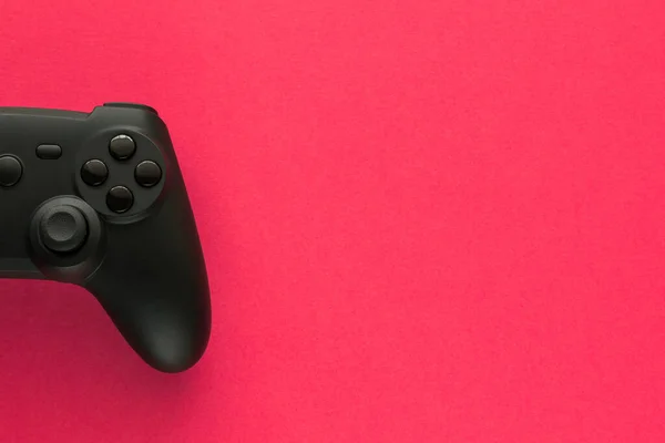 Foto Stock Gamepad Preto Fundo Fúcsia Espaço Cópia Lado Direito — Fotografia de Stock