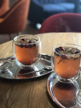 Kafede biberiyeli böğürtlen çayı