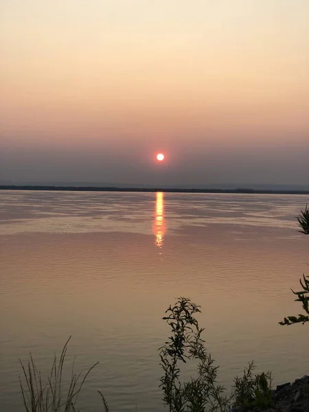 Sol Rojo Atardecer Río —  Fotos de Stock