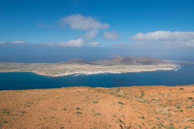 Lanzarote 'den görünen La Graciosa adası