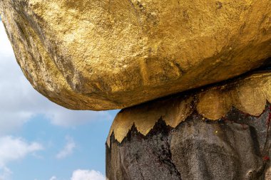 Kyaiktiyo Pagoda 'nın diğer adı Altın Kaya.