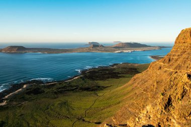 Gün batımında Lanzarote 'den görülen La Graciosa adası.