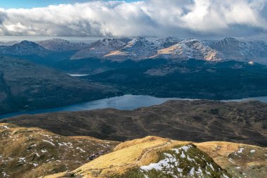 Ben Lomond 'un Loch Lomond' a tepeden bakan İskoç dağlık manzarası. Bir kış günü ilk kar tepeleri kaplamıştı..