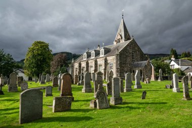 Pitlochry, İskoçya 'da eski bir mezarlık. Yakınlardaki tepelerden kara bir fırtına bulutu yaklaşıyor. Pitlochry, İskoçya, İskoçya.