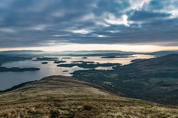 Lomond Gölü üzerindeki Beinn Dubh görüntüsü