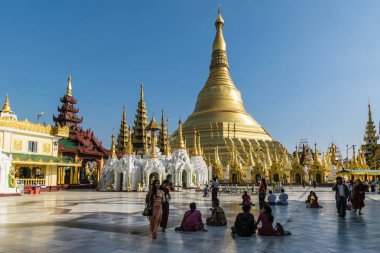 Yangon, Myanmar - Şubat 2018: Yerliler Shwedagon pagoda sahasında dua için toplanıyor. Bu Budist tapınağı ülkedeki en önemli tapınaktır..