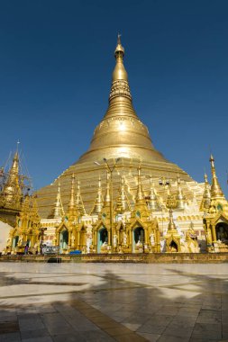 Gün boyunca Shwedagon Pagoda, Yangon, Myanmar. Burası ülkedeki en önemli Budist tapınağı..