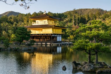Kyoto, Japonya - Ekim 2018: Altın Köşk Tapınağı (Kinkaku-ji)
