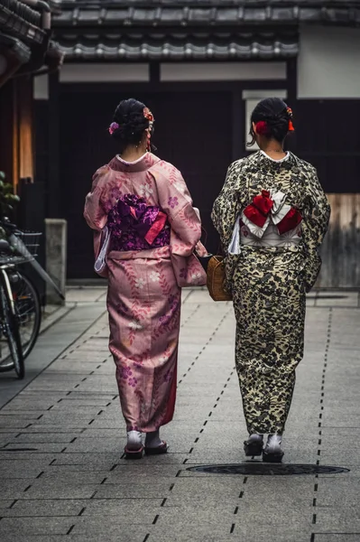 Киото Япония Октябрь 2018 Две Молодые Японские Женщины Идут Улице — стоковое фото