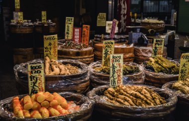 Kyoto, Japonya Ekim 2018: Nishiki Pazarı 'nda geleneksel Japon lezzetleriyle dolu fıçılar.