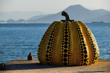 Naoshima, Japonya - Ekim 2018: Yaoi Kusama 'nın dev sarı balkabağı heykeli, Naoshima' da günbatımından hemen önce sanat adası olarak adlandırıldı.. 