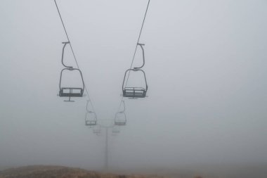 Glen Coe kayak merkezinde, İskoçya 'da derin siste boş kayak asansörü.