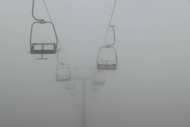Glen Coe kayak merkezinde, İskoçya 'da derin siste boş kayak asansörü.