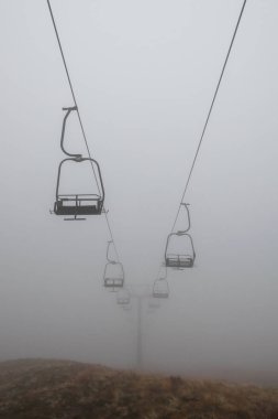 Glen Coe kayak merkezinde, İskoçya 'da derin siste boş kayak asansörü.