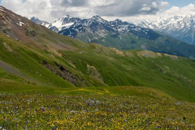 Mazeri-Mestia yürüyüşü sırasında Guli Geçidi 'nden görüntüler