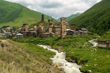 İkonik taş kuleleri olan Ushguli köyü, Yukarı Svaneti, Georgia.