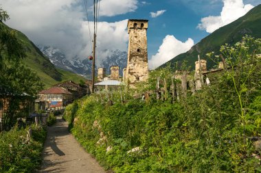 Yukarı Svaneti, Gürcistan 'daki Ushguli köyünde yol