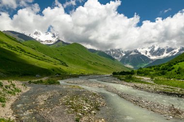 Shkhara Buzul Vadisi 'nde dağ nehri buzulun içinden akıyor..