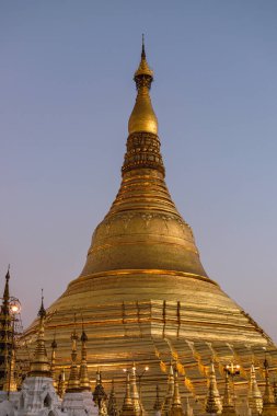 Gün batımından sonra Myanmar 'daki Yangon' da (Rangoon) Shwedagon tapınağı. Burası Myanmar 'daki Budistler için en kutsal yer..