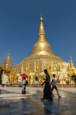 Yangon, Myanmar (Burma) - 19 Ocak 2018: Yerliler Shwedagon pagoda sahasında yaşamlarını sürdürüyorlar. Bu Budist tapınağı ülkedeki en önemli tapınaktır..