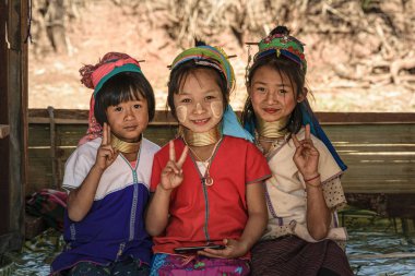 Pan Pet, Loikaw, Myanmar (Burma) - 3 Şubat 2018: Kayah kabilesinden geleneksel kıyafetler giymiş ve yüzleri turistler için Thanaka pozu verilmiş üç küçük Burmalı kız.