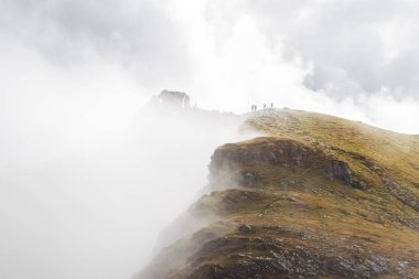 Arrochar, İskoçya - 16 Eylül 2016: Bir grup dağcı derin siste The Cobbler (Ben Arthur) ile mücadele ediyor. 