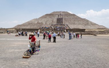 Teotihuacan, Meksika - 10 Nisan 2017: Mexico City 'den 40 km uzaklıktaki Teotihuacan arkeolojik sahasında Güneş Piramidine tırmanan turist kalabalığı.