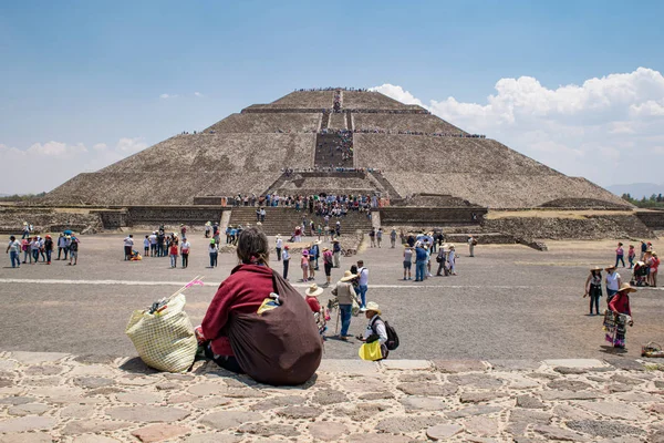 Teotihuacan Mexico April 2017 Lokale Vrouwen Souvenirverkoper Rustend Kijkend Naar Rechtenvrije Stockfoto's