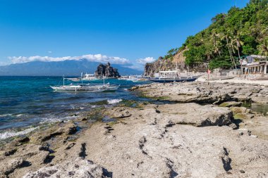 Apo Adası, Negros Oriental, Filipinler - 21 Ocak 2016: Deniz yaşamının popüler turistik merkezi olan küçük Apo Adası 'na yanaşmış bazı teknelerle sahil ve liman.