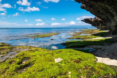 Siquijor Adası, Filipinler 'deki plajlardan birinde ilginç kaya oluşumları.