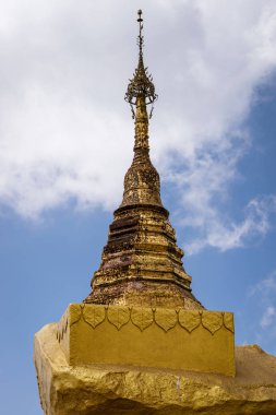 Kyaiktiyo Pagoda Tapınağı kompleksindeki tapınaklardan birinde altın kaplama stupa, Myanmar..