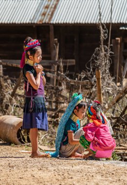 Pan Pet, Loikaw, Myanmar - 3 Şubat 2018: Pan Pet köyünde geleneksel renkli kıyafetler giyen üç genç kız.