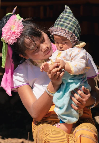 Pan Pet Loikaw Myanmar Února 2018 Portrét Mladé Matky Kmene — Stock fotografie