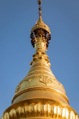 Loikaw, Myanmar: Derin mavi gökyüzüne karşı Taung Kwe Zayde tapınağının yaldızlı stupası.
