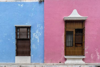 Pembe ve mavi renkli koloni binaları Campeche, Yucatan, Meksika 'da..