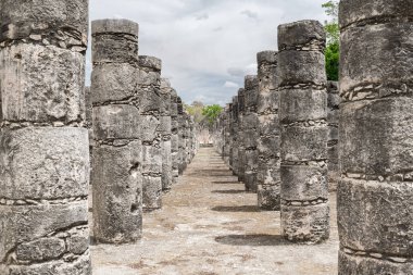 Chichen Itza, Yucatan, Meksika - 17 Nisan 2017: Binlerce sütun yapı - Chichen Itza arkeoloji sahasında oyulmuş sütunlar.