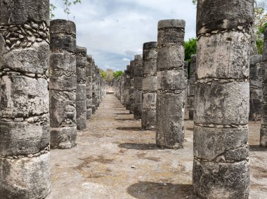 Binlerce sütun yapı - Chichen Itza arkeoloji sahasında oyulmuş sütunlar içeren Maya harabeleri.