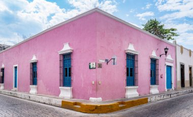 Campeche, Meksika - 14 Nisan 2017: Campeche 'nin tarihi köşesinde parlak pembe bir binayla.