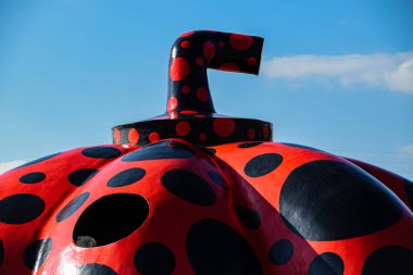 Naoshima, Japonya - 25 Ekim 2018: Naoshima Adası Miyanoura Limanı 'ndaki Yayaoi Kusama' nın 