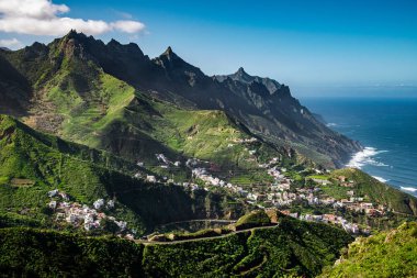 Anaga Kırsal Parkı, Kuzey Tenerife, yeşil teraslı kıyı manzarası, ve kalima sisi.