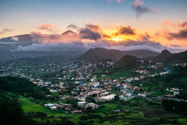 San Cristbal de La Laguna 'da güzel bir gün batımı. Arka planda ikonik Teide var. Mirador de Jardina, Kuzey Tenerife, Kanarya Adaları, İspanya.