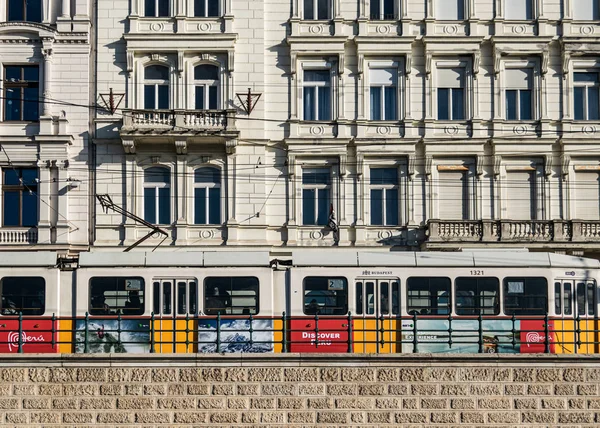 Budapest Hungary January 2020 Colorful Tram Passes Front Historic Buildings — Stock Photo, Image