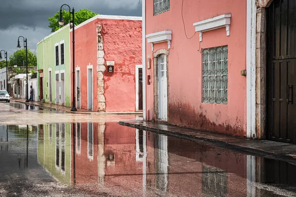 Valladolid Yucatan Mexico April 2017 Colorful Colonial Buildings Reflecting Pool — Stock Photo, Image
