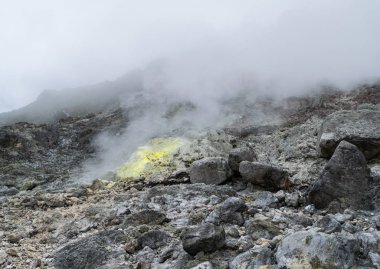 Sülfür birikintisiyle kaplı buhar bacalarından biri. Sumatra, Endonezya 'daki Sibayak stratovolcano.